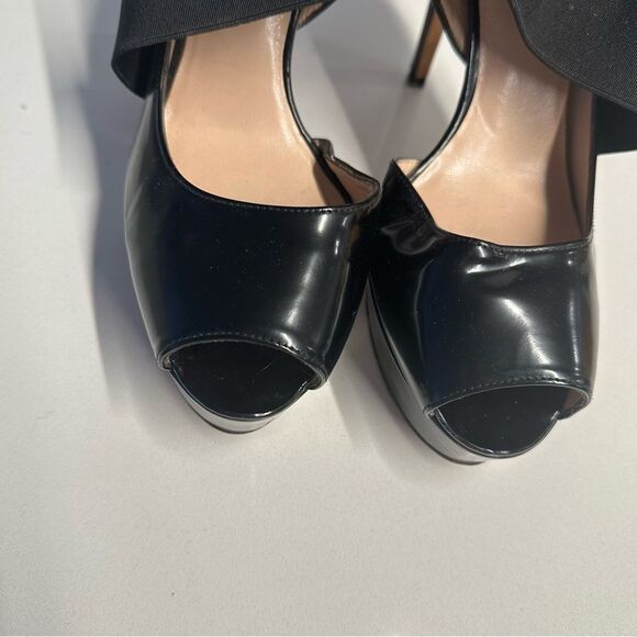 Stuart Weitzman Black Peep Toe Pumps in Polished Black Leather in Size 9 - Picture 10 of 12